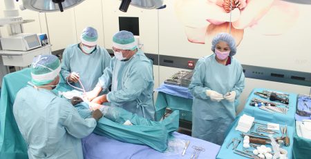 Izom átvágás nélküli csípőprotézis műtétet végez Dr. Karácsonyi Zoltán Debrecenben
